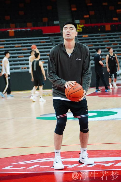 辽篮训练师社媒晒出球队赛前踩场照片并写道：首战来临